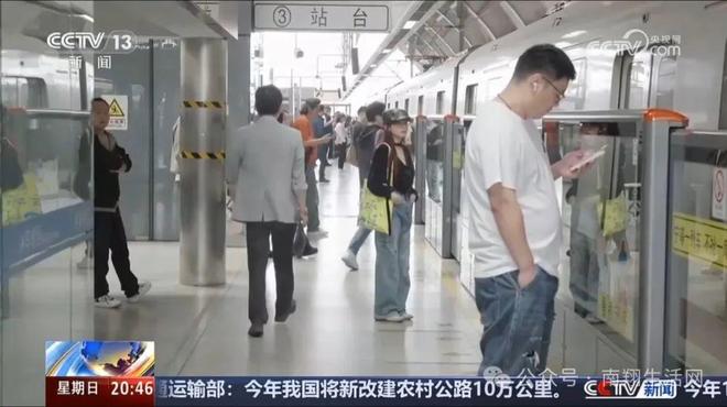 题引起央视高度关注！记者在南翔站采访开元棋牌app登台！11号线板凳族问(图2)