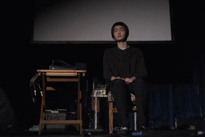 近百万一个高中辍学生的实验音乐乌托邦开元ky棋牌案例｜“你和我”：三年亏(图7)