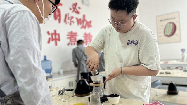春花茶咖活动奏响春日乐章开元ky棋牌云南保山：(图4)